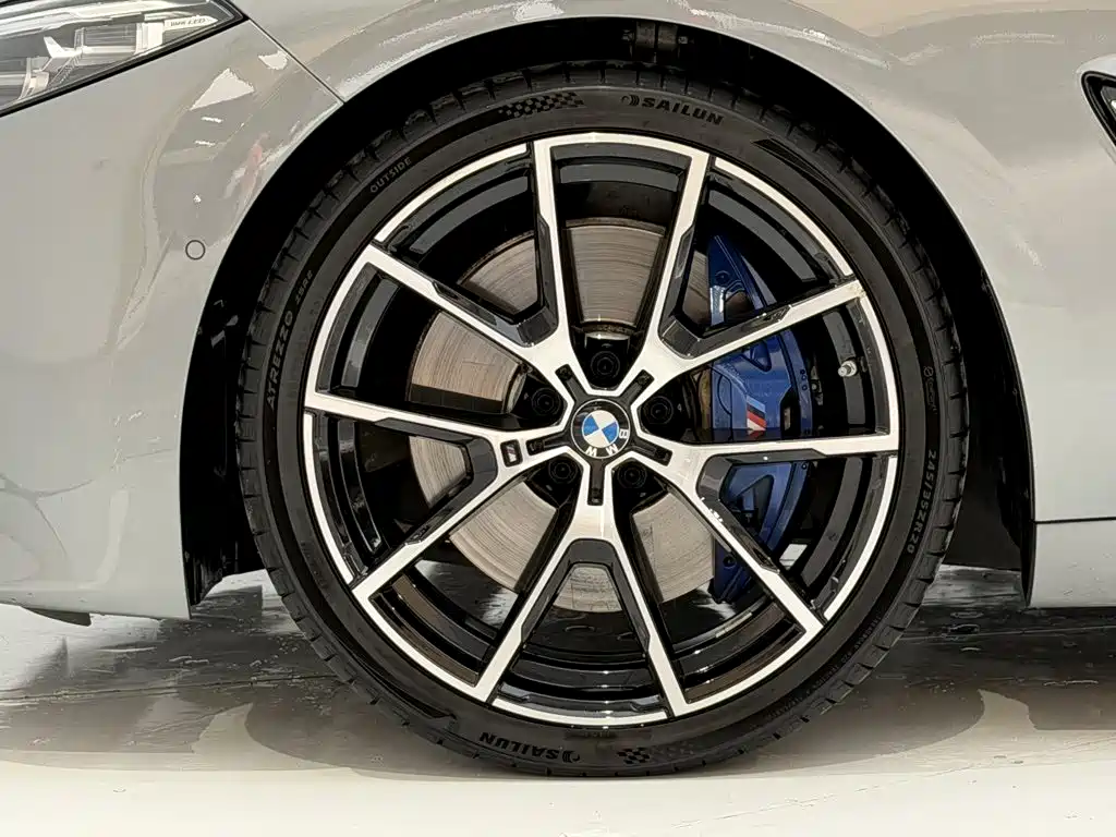 BMW 8 Series — миниатюра 11