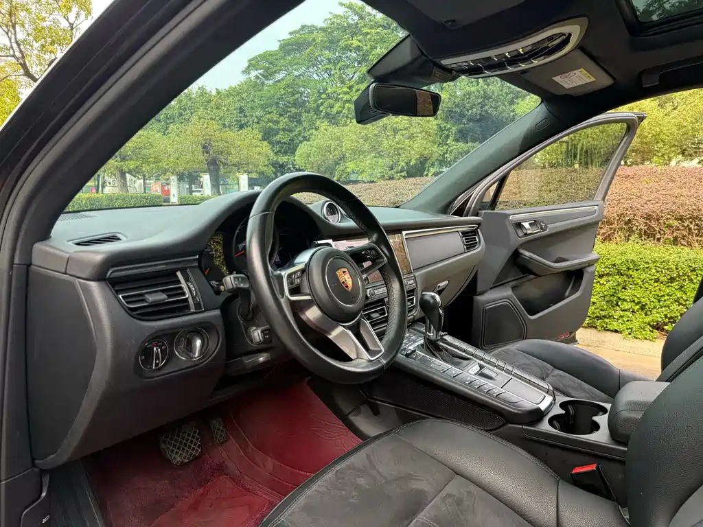 PORSCHE MACAN