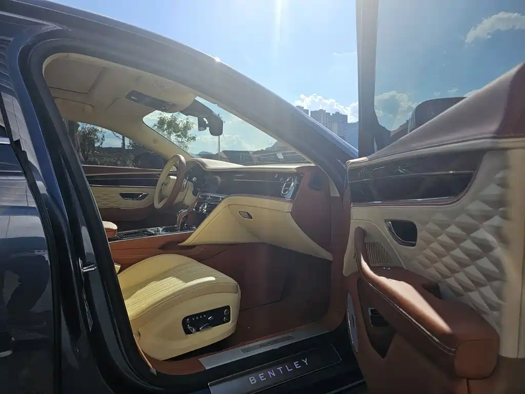 Bentley Flying Spur PHEV — миниатюра 12