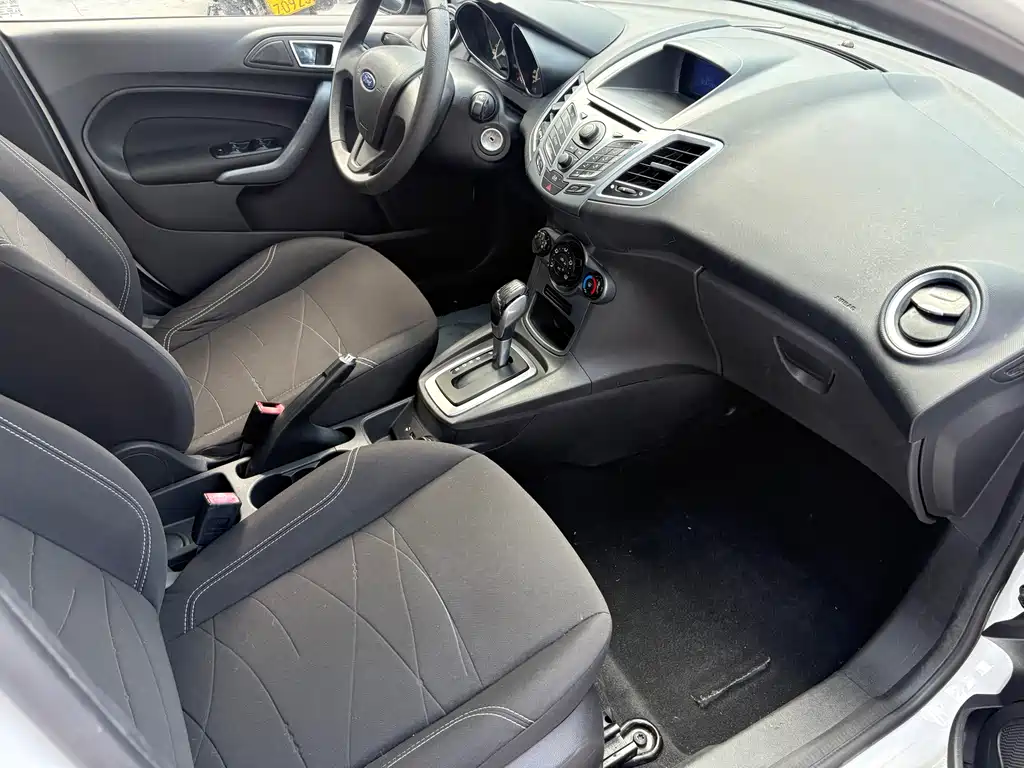 Ford Fiesta 2013 1.5L AT Fashion