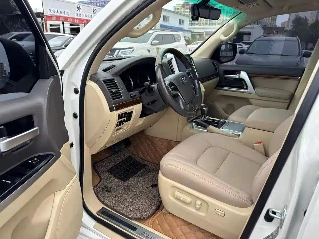 Toyota Land Cruiser 2016 5.7L AT