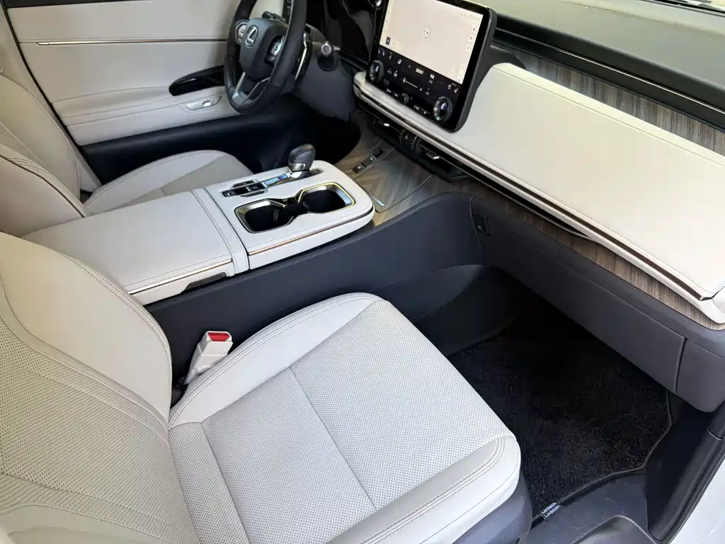 Lexus LM — миниатюра 8