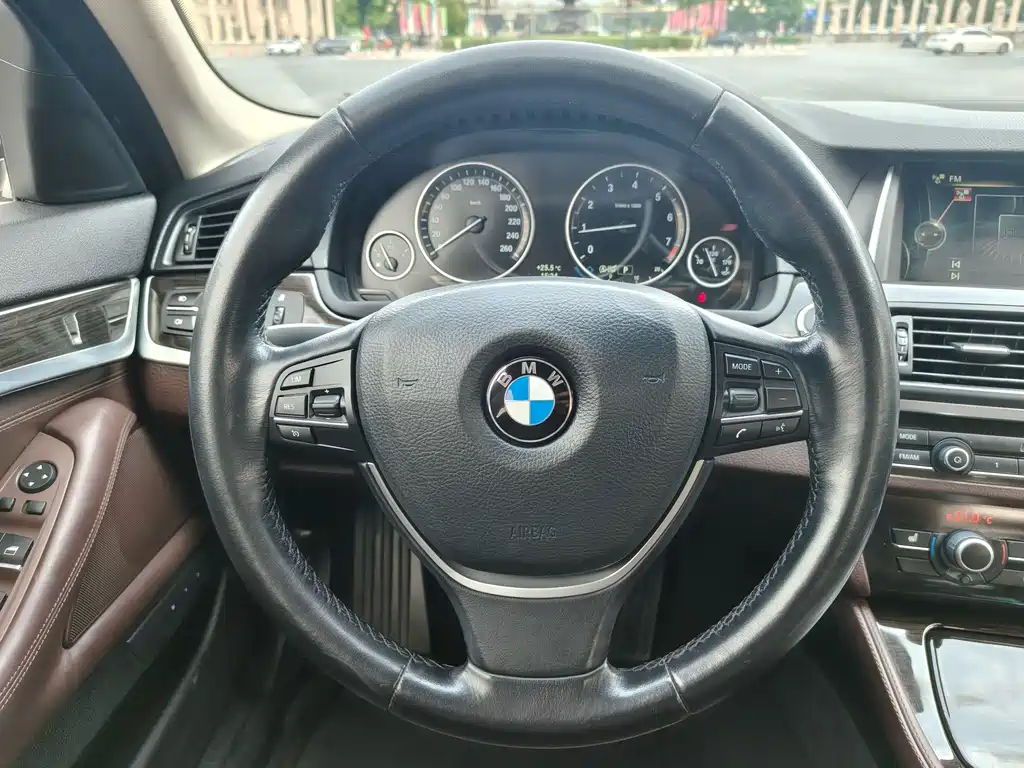 BMW 5 Series — миниатюра 18