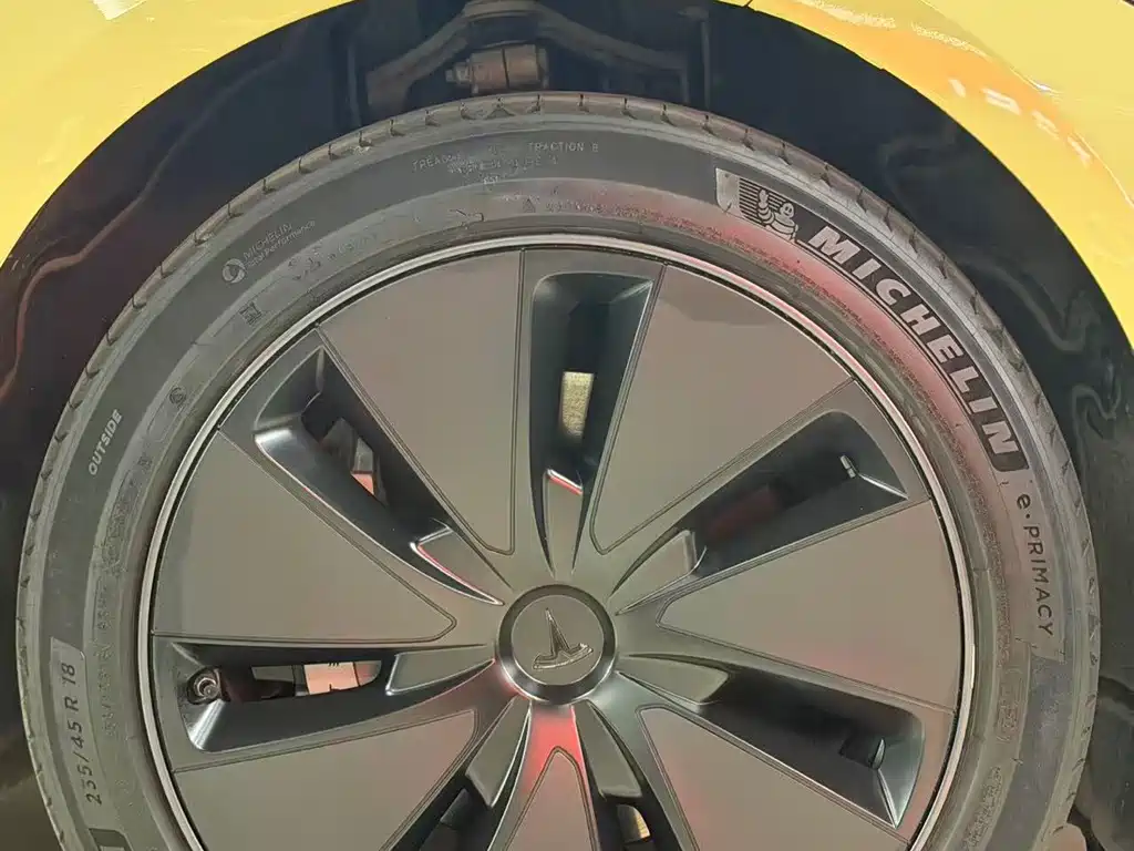 Tesla Model 3 — миниатюра 17