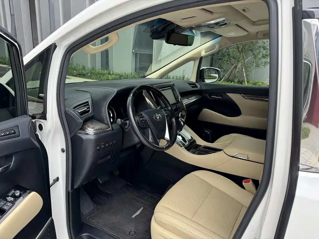 Toyota Alphard — миниатюра 8