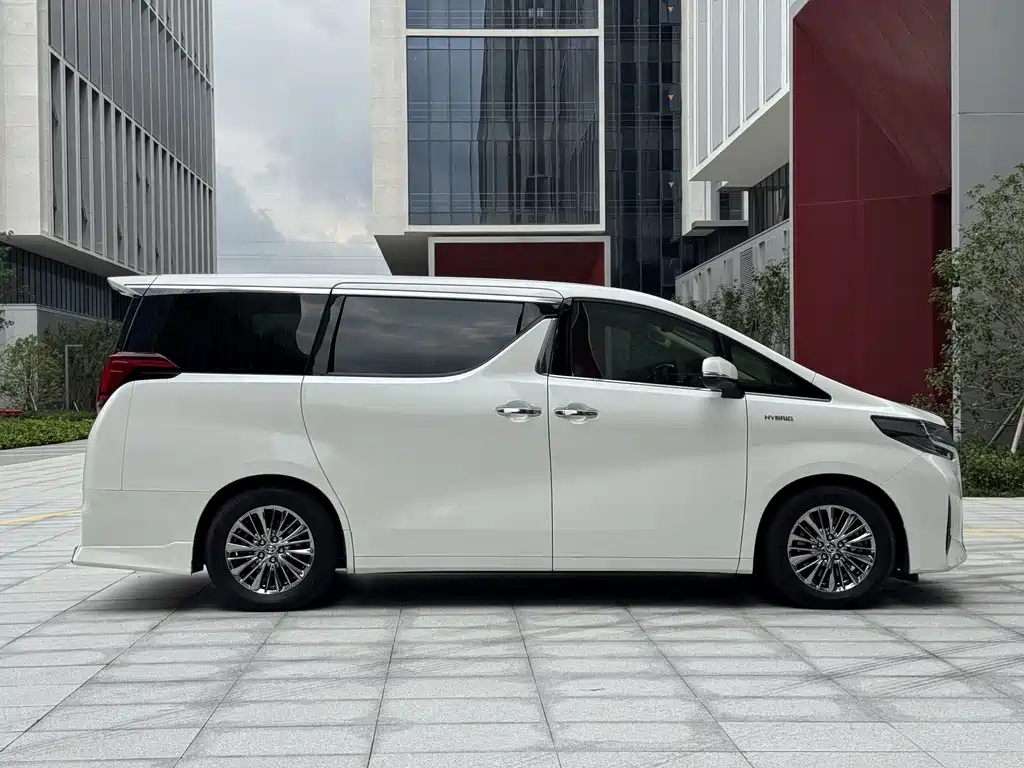Toyota Alphard — миниатюра 7