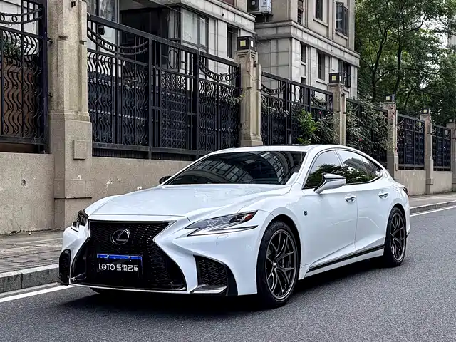 Lexus LS — фото 1
