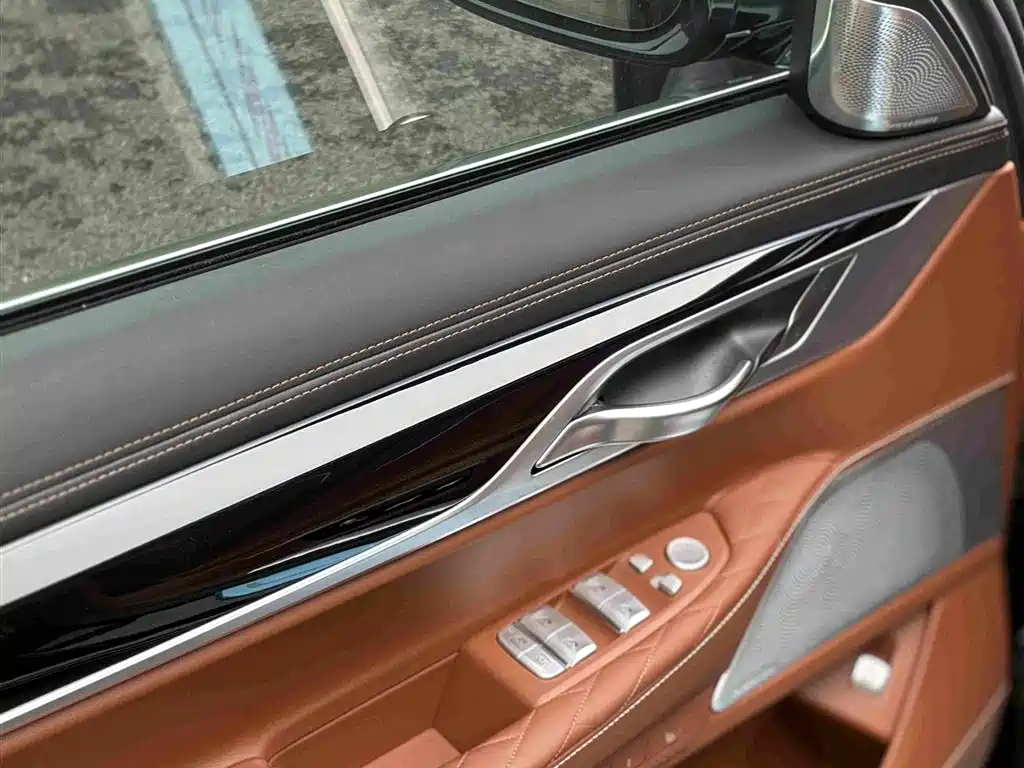 BMW 7 Series — миниатюра 11