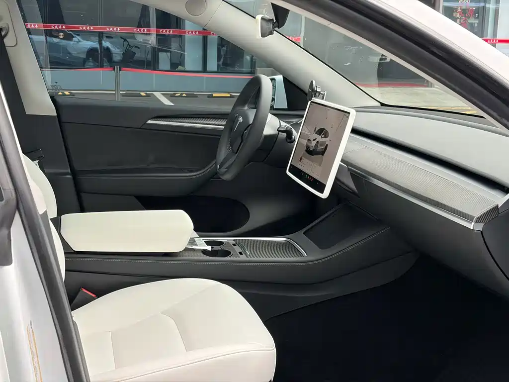 Tesla Model Y — миниатюра 5