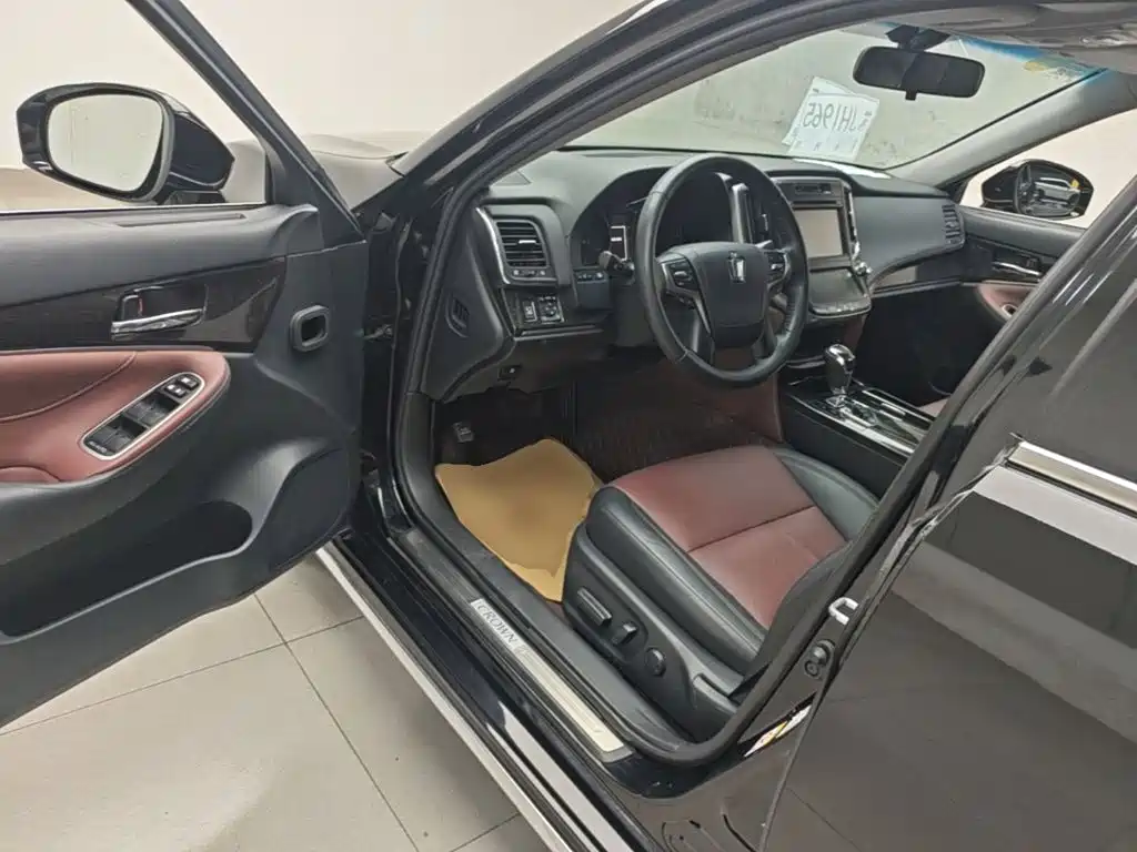 Toyota Crown — миниатюра 16