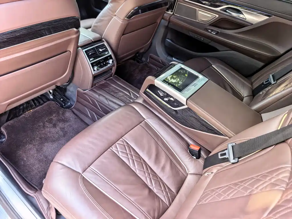 BMW 7 Series — миниатюра 22