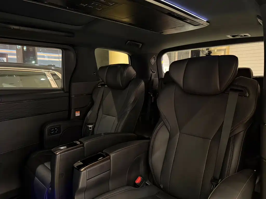 Toyota Alphard — миниатюра 7