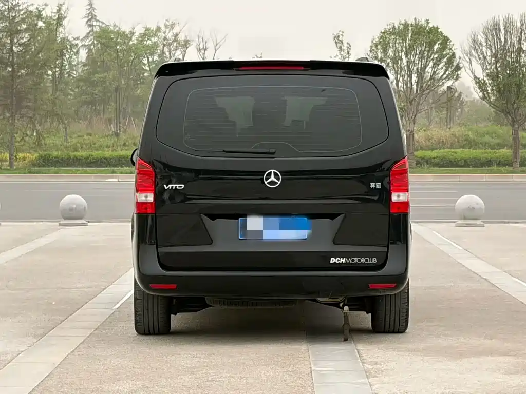 Mercedes-Benz Vito 2023 2.0T Elite 7 мест