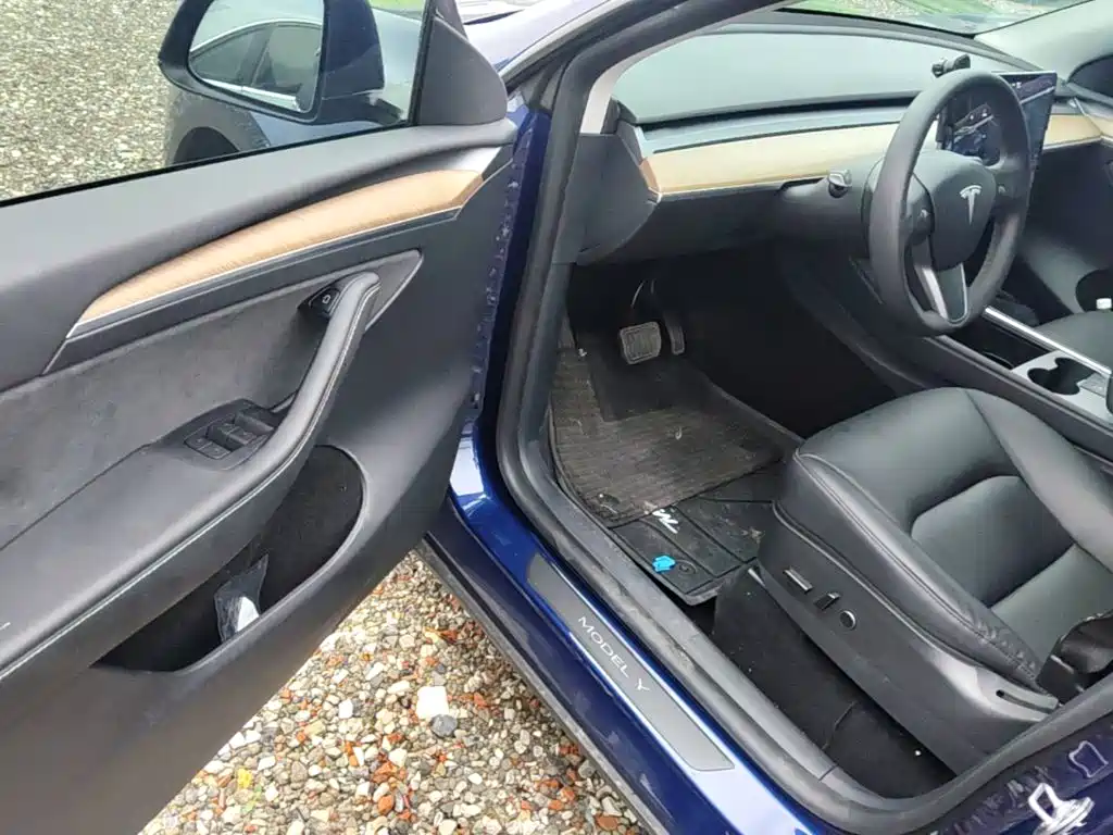 Tesla Model Y — миниатюра 16