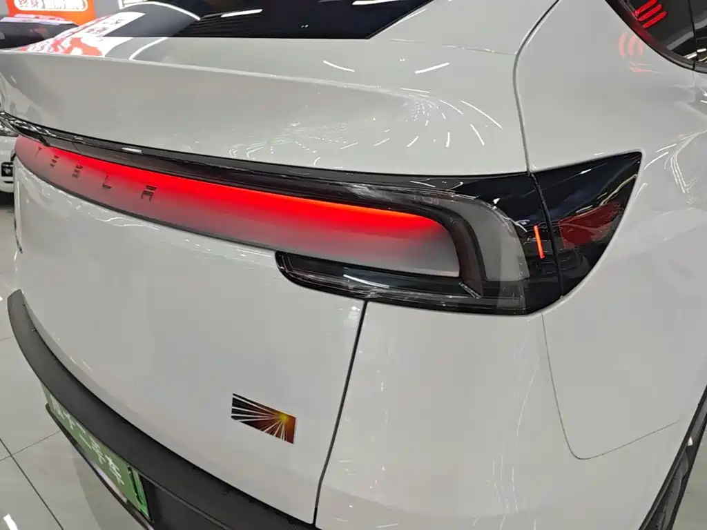 Tesla Model Y — миниатюра 8