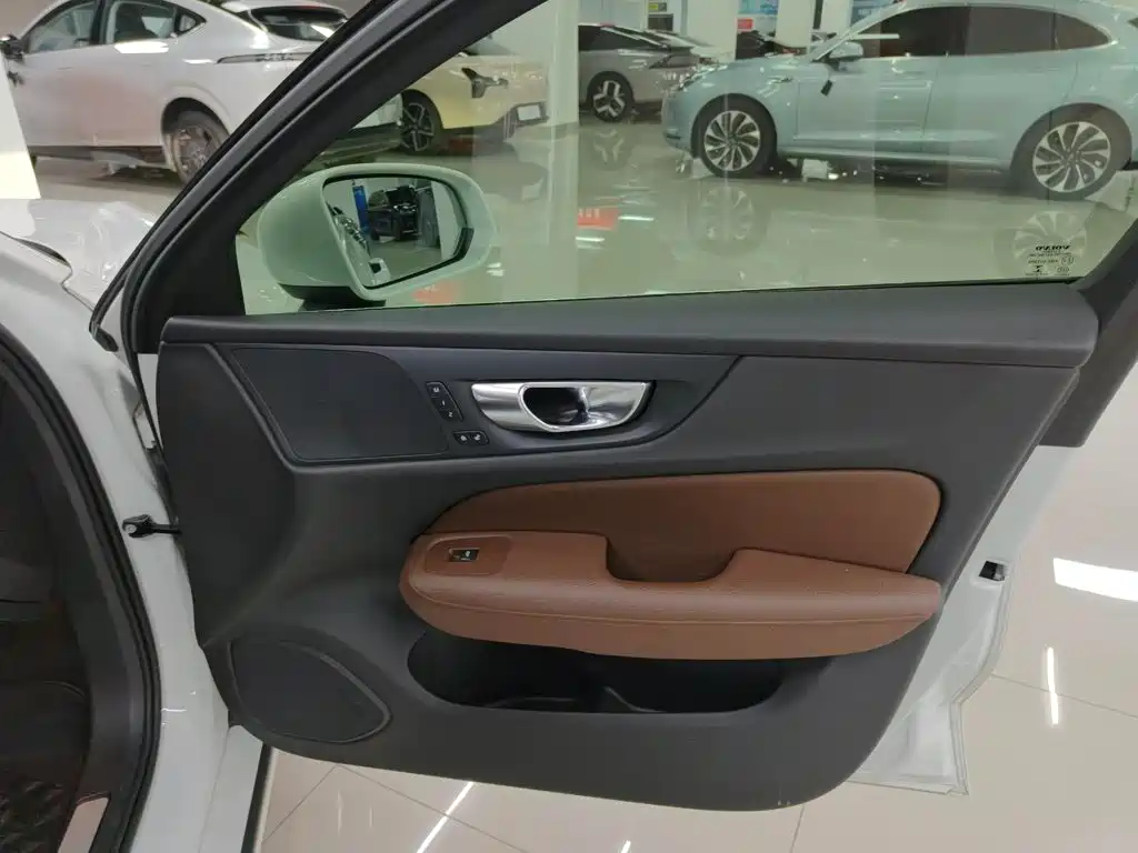Volvo S60 — миниатюра 23