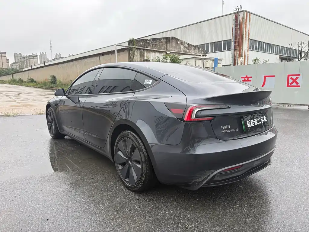 Tesla Model 3 — миниатюра 7