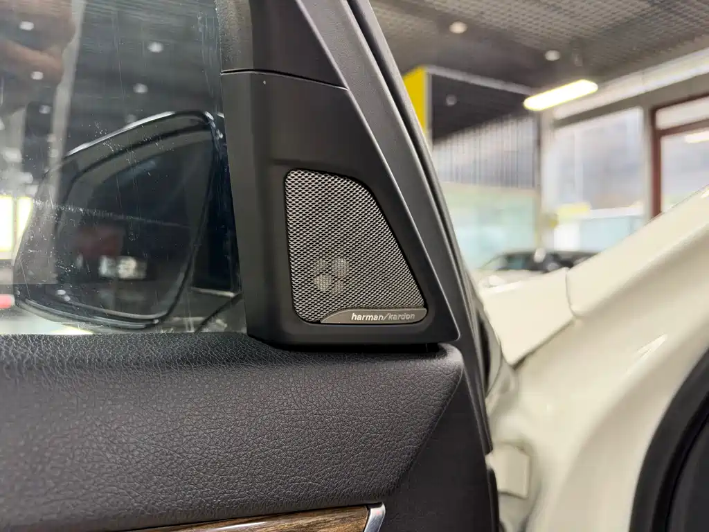 BMW 5 Series — миниатюра 9