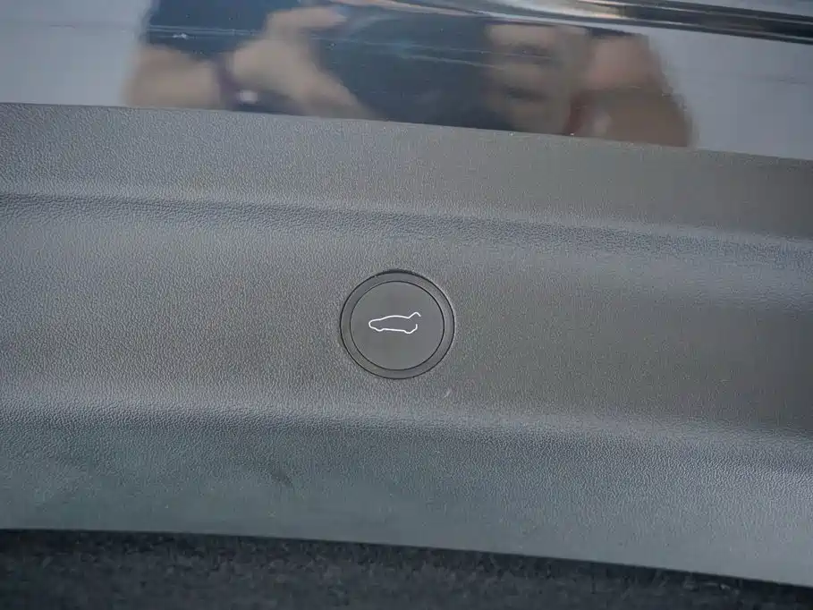 Tesla Model Y — миниатюра 19