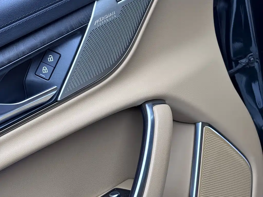 Jaguar XFL — миниатюра 6