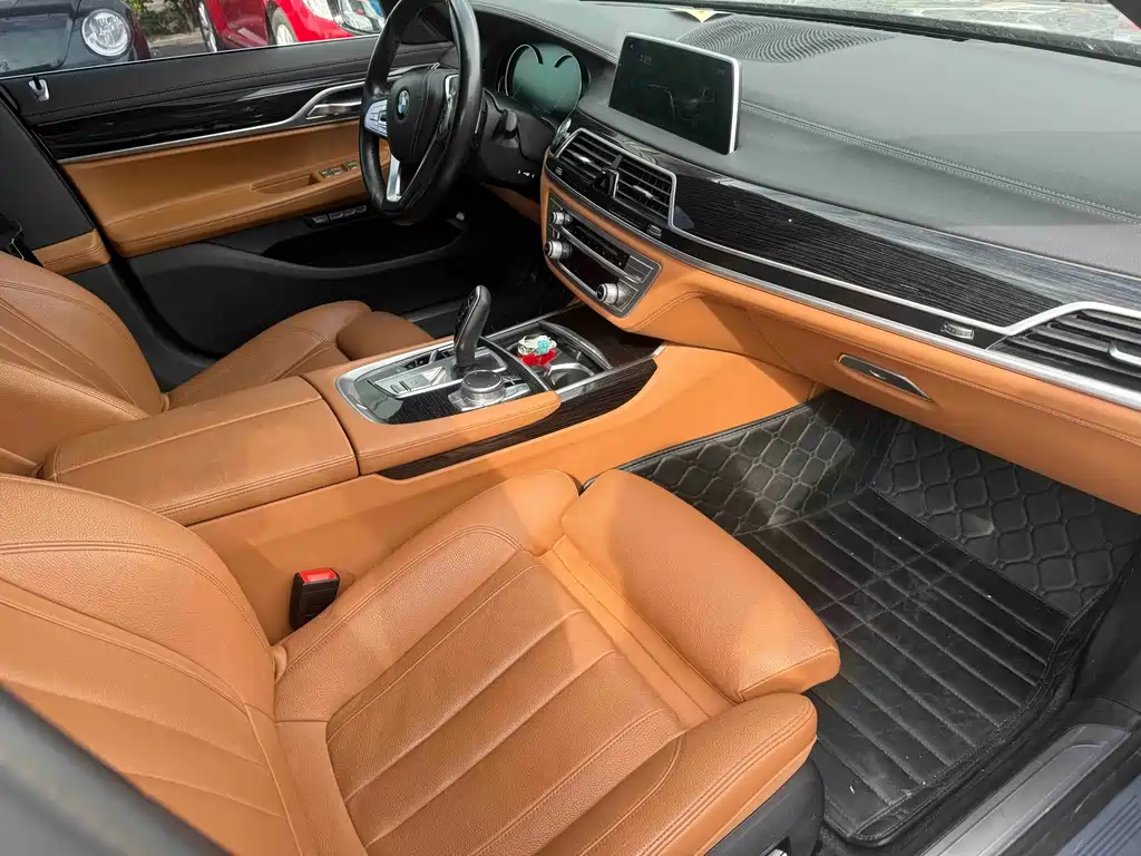 BMW 7 Series — миниатюра 7