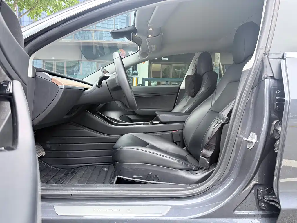 Tesla Model 3 — миниатюра 7