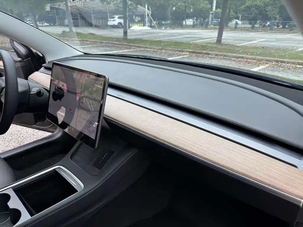 Tesla Model 3 — миниатюра 18