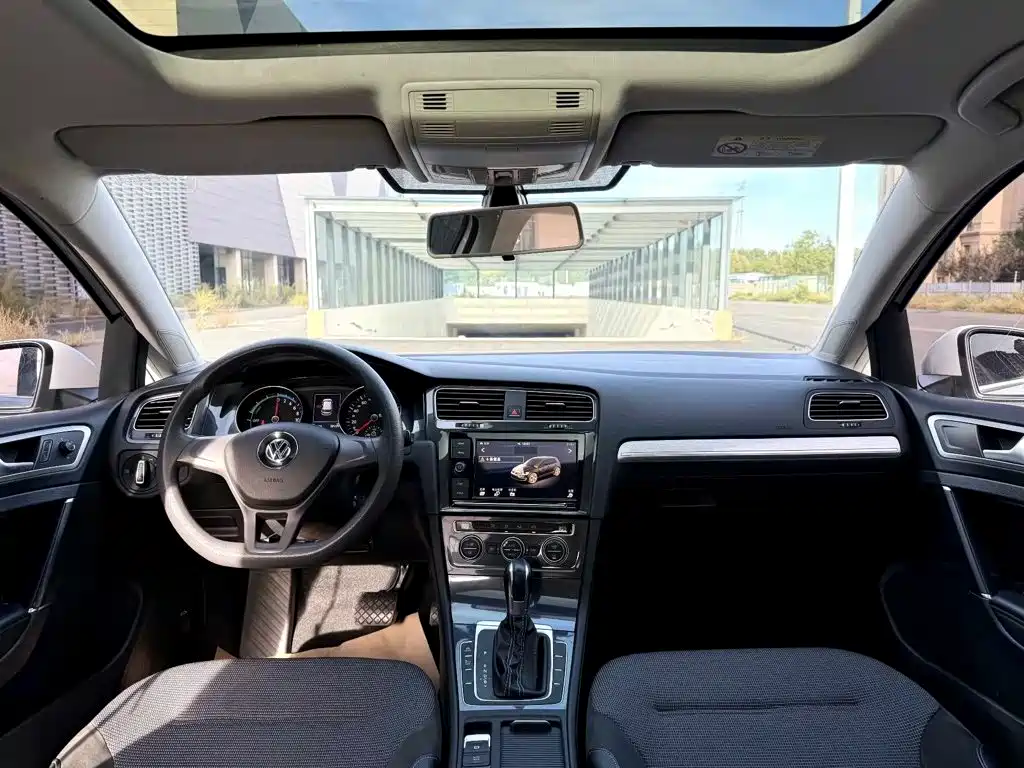 Volkswagen Golf EV — миниатюра 6