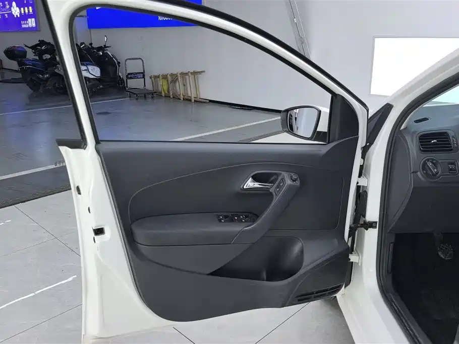 Volkswagen Polo 2016 1.4L MT