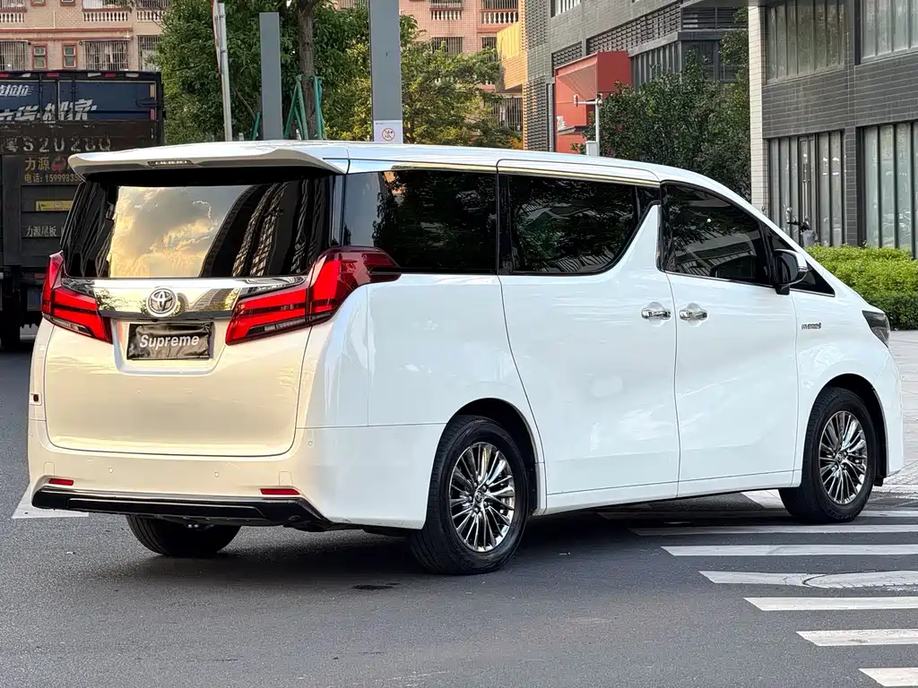 Toyota Alphard — миниатюра 10