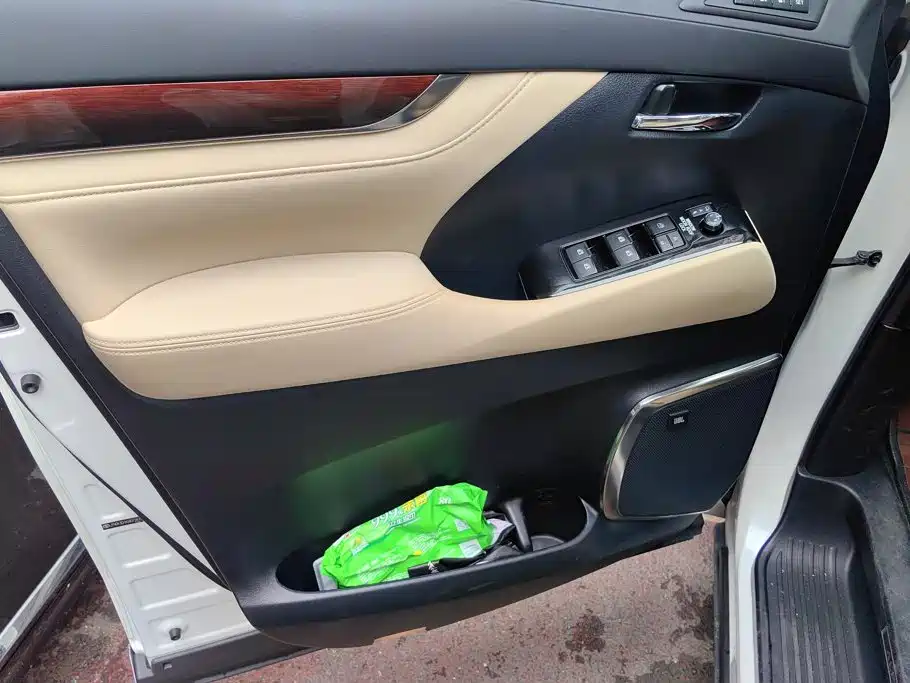 Toyota Alphard — миниатюра 7