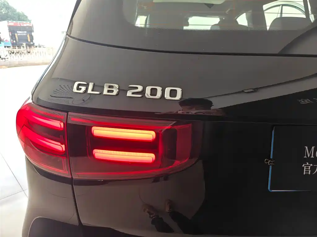 MERCEDES-BENZ GLB