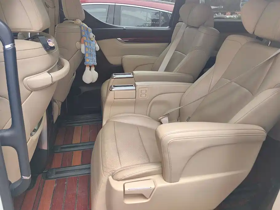 Toyota Alphard — миниатюра 11