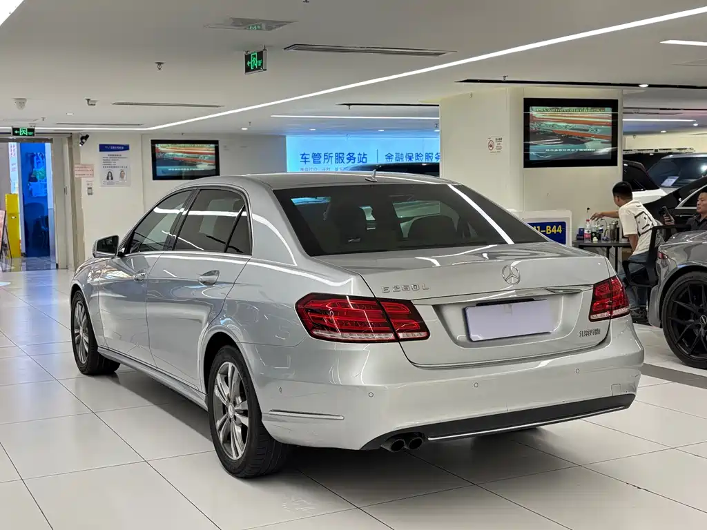 Mercedes-Benz E-Class — миниатюра 6