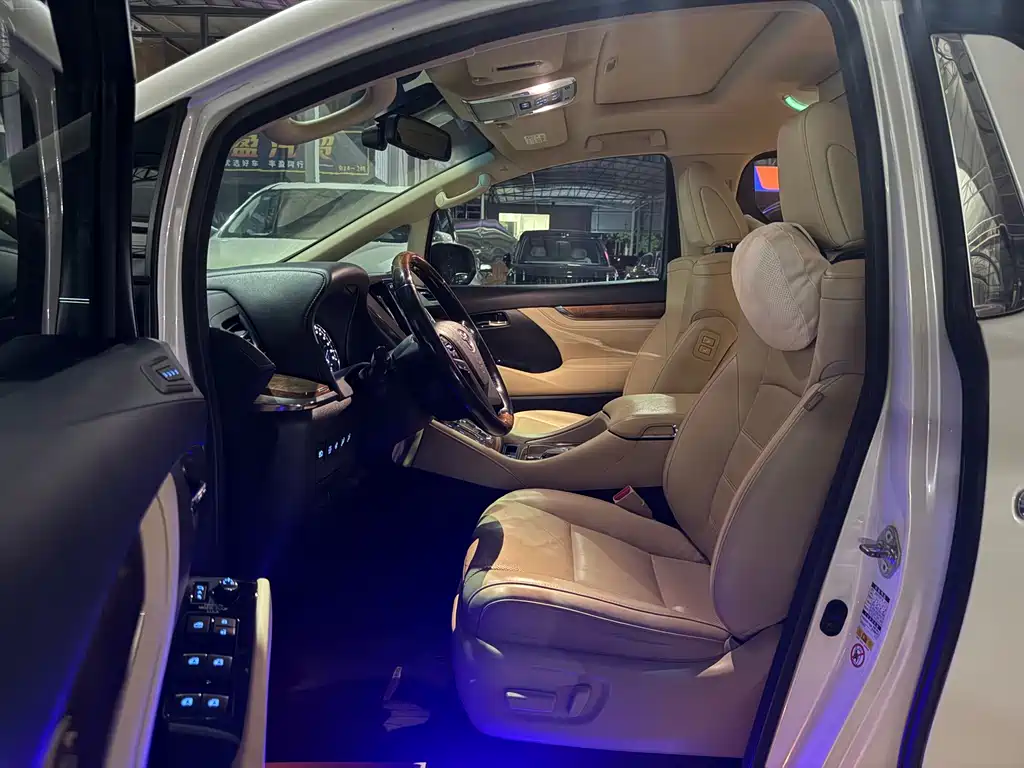 Toyota Alphard — миниатюра 18