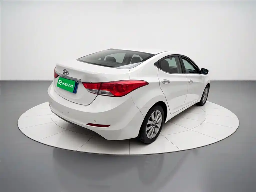 Hyundai Elantra 2015 1.6L MT Lead