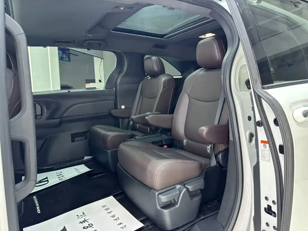 Toyota Granvia — миниатюра 6