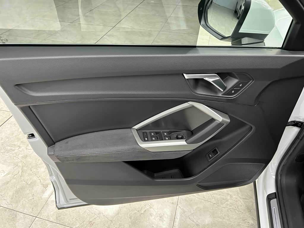 Audi Q3 1.4 л 2022 г. Белый, пробег 44000 км