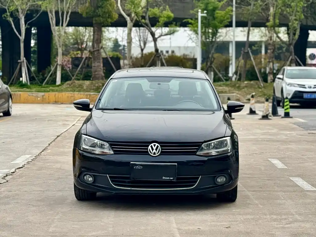 Volkswagen Sagitar 2014 1.6L AT Comfort