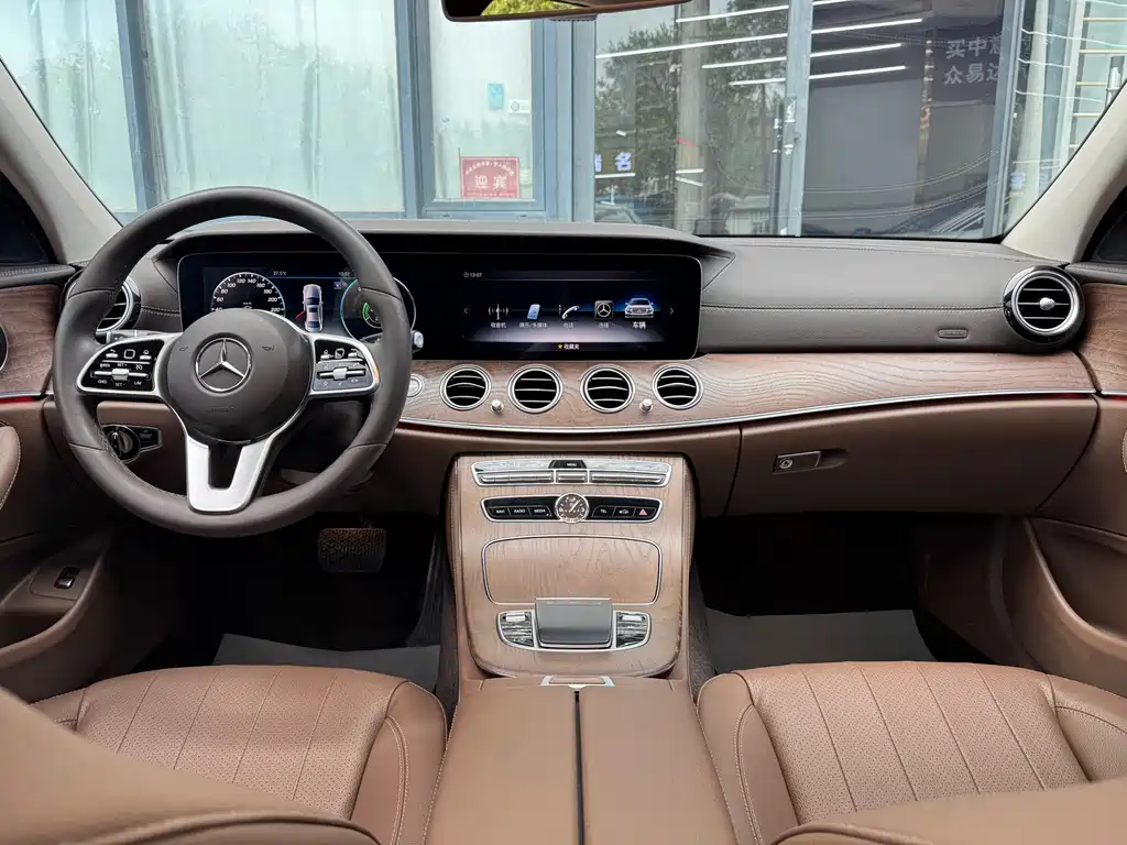 Mercedes-Benz E-Class — миниатюра 14