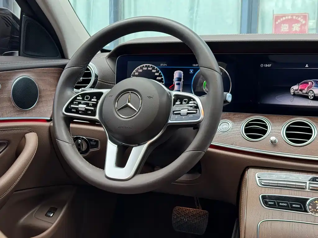 Mercedes-Benz E-Class — миниатюра 17
