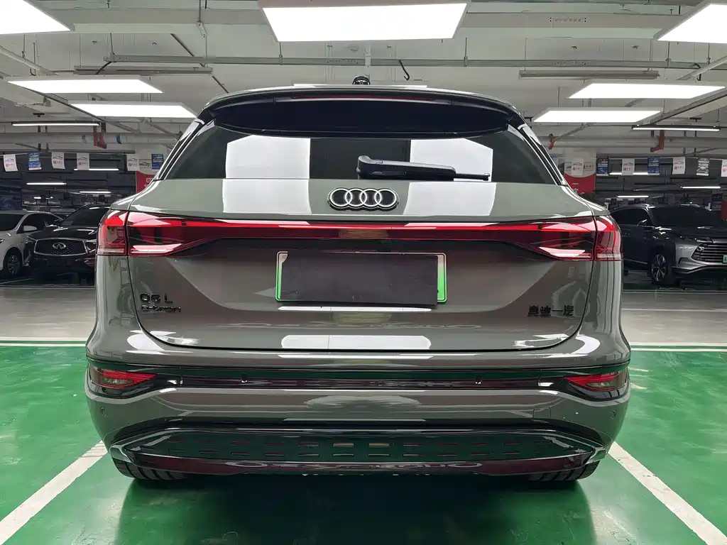 AUDI Q6L E TRON