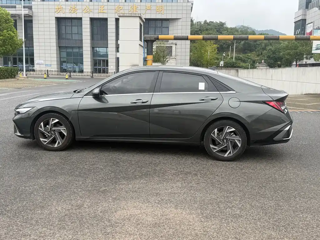 Hyundai Elantra — миниатюра 6