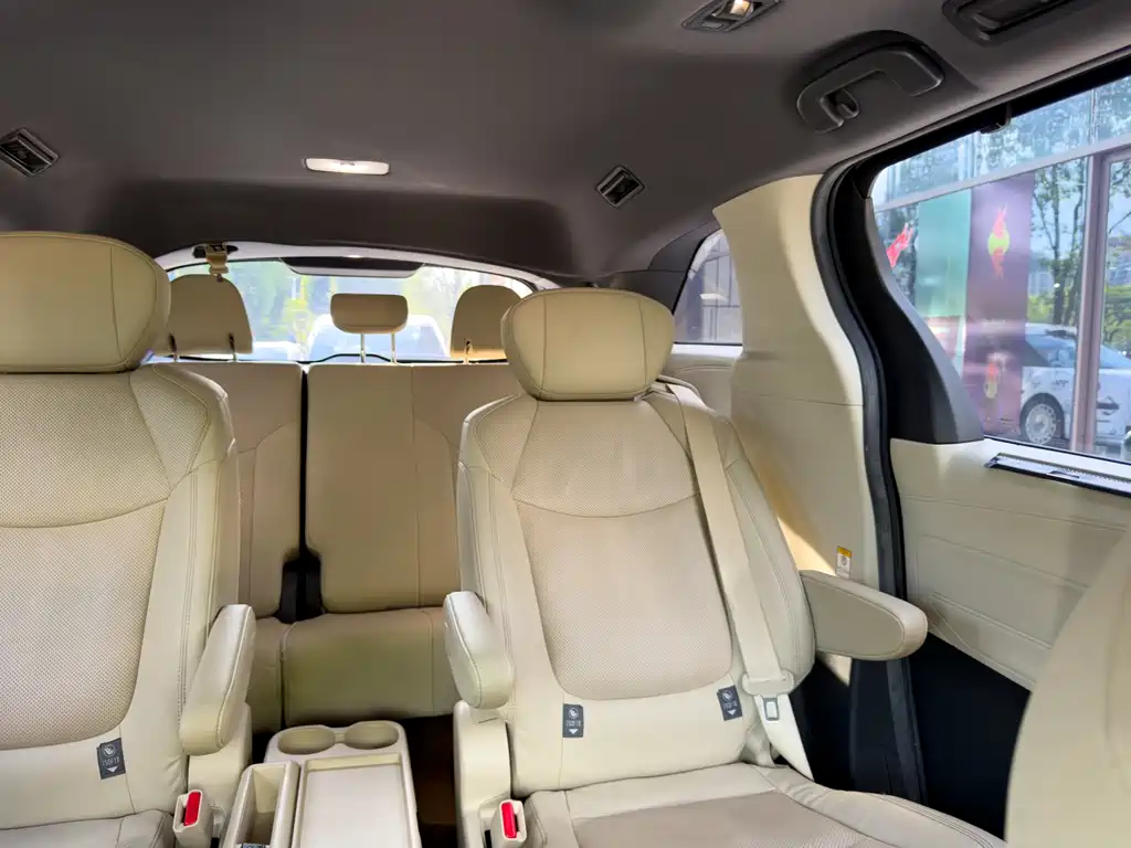 Toyota Sienna — миниатюра 6