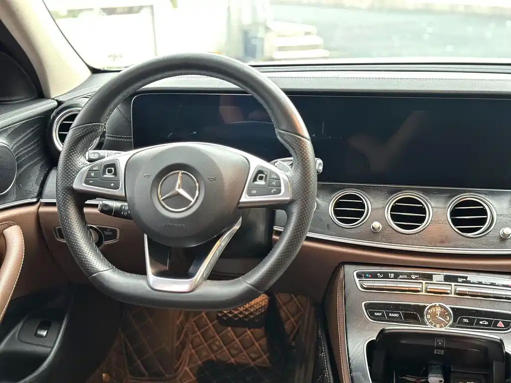 Mercedes-Benz E-Class — миниатюра 3