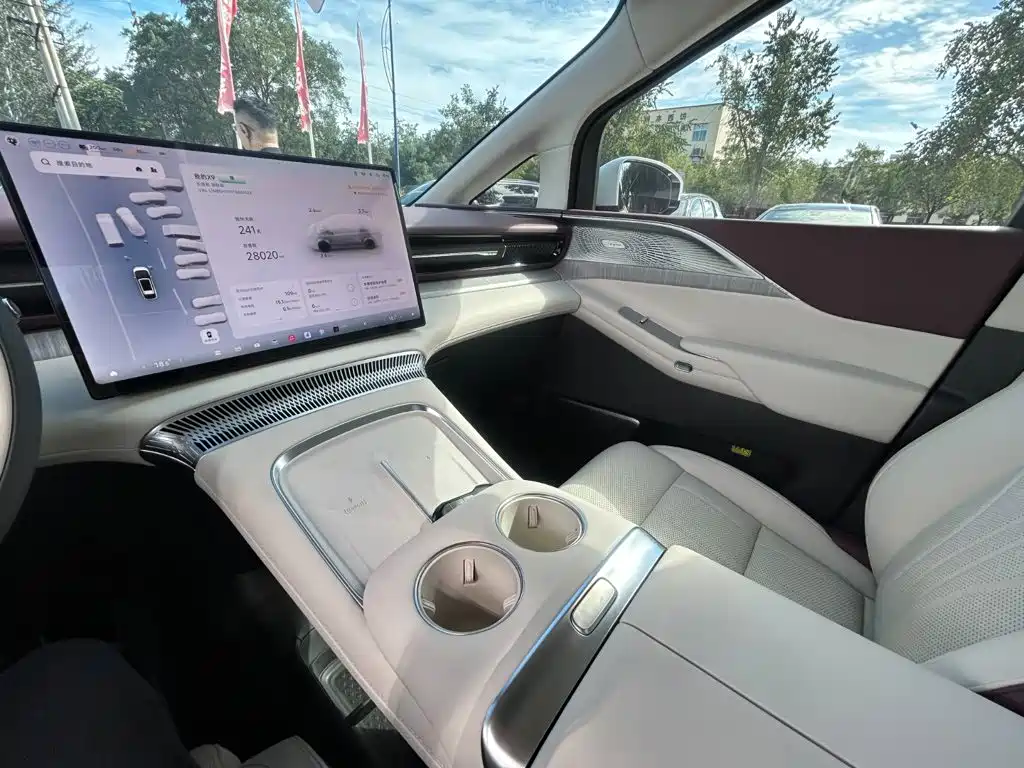 XPeng X9 — миниатюра 12