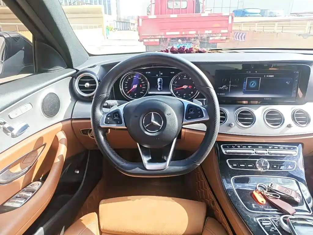 Mercedes-Benz E-Class — миниатюра 11