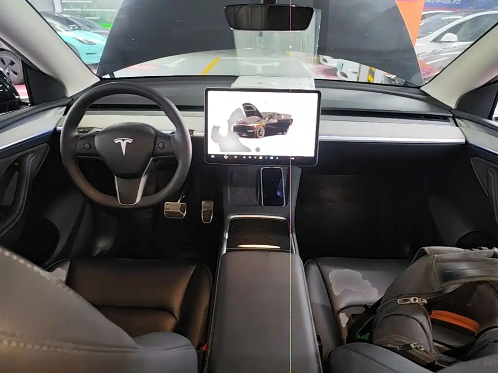 Tesla Model Y — миниатюра 10