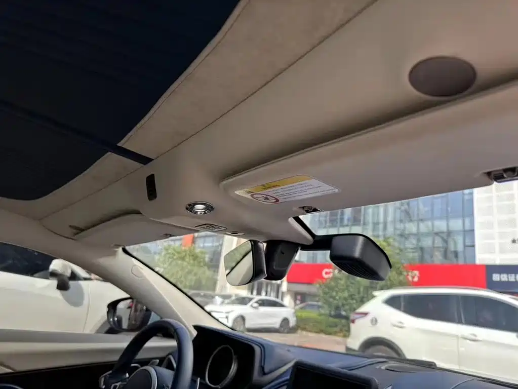 Aston Martin DB11 — миниатюра 6