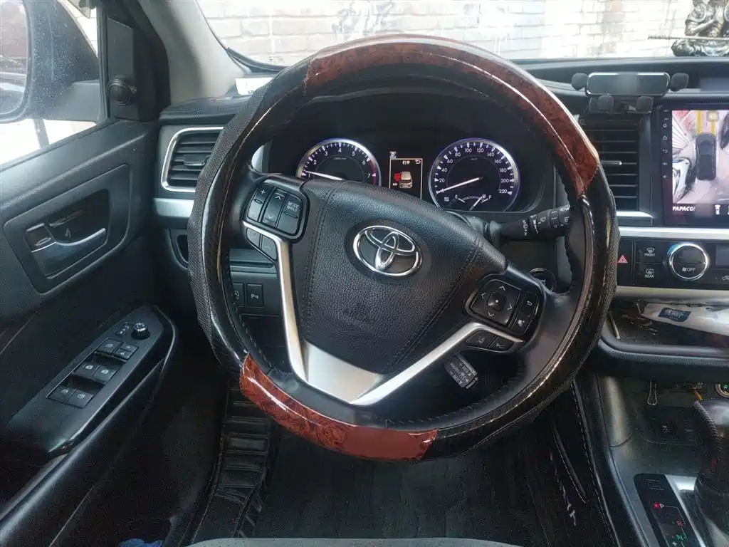 Toyota Highlander 2018 2.0T Luxury 7 мест V